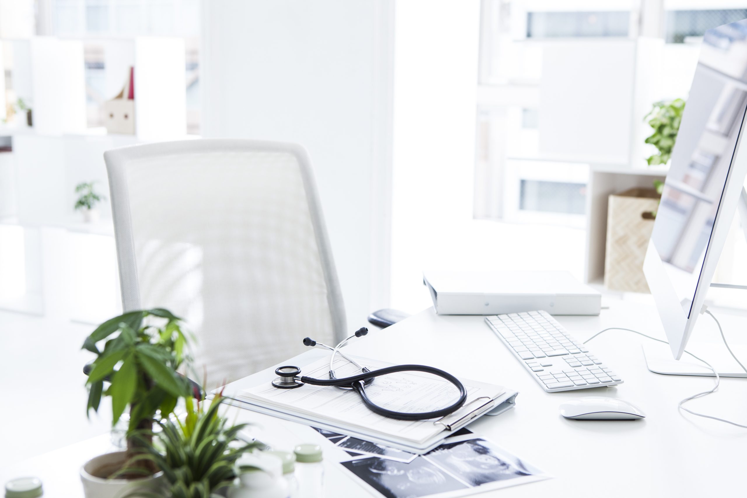 Arztzimmer Schreibtisch